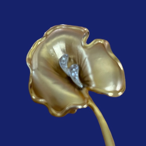 Gold tone floral brooch pin - Picture 2 of 3